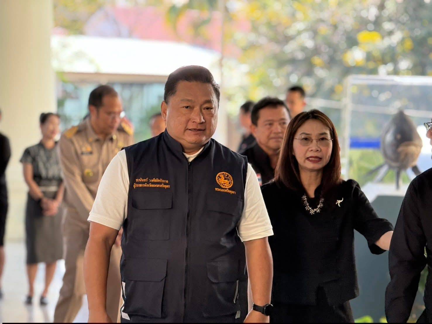 title - นางสาวสิริมา แจ้งกระจ่าง ผู้อำนวยการศูนย์ส่งเสริมและพัฒนาอาชีพเสริมนอกภาคการเกษตร ให้การต้อนรับ นายชวนินทร์ วงศ์สถิตจิรกาล ผู้ว่าราชการจังหวัดพระนครศรีอยุธยา และหัวหน้าส่วนราชการ เข้าเยี่ยมชม แผนกฝึกอบรม ศพส. ณ ศูนย์ส่งเสริมและพัฒนาอาชีพเสริมนอกภาคการเกษตร (ศูนย์ศิลปาชีพ บางไทรฯ (เดิม))